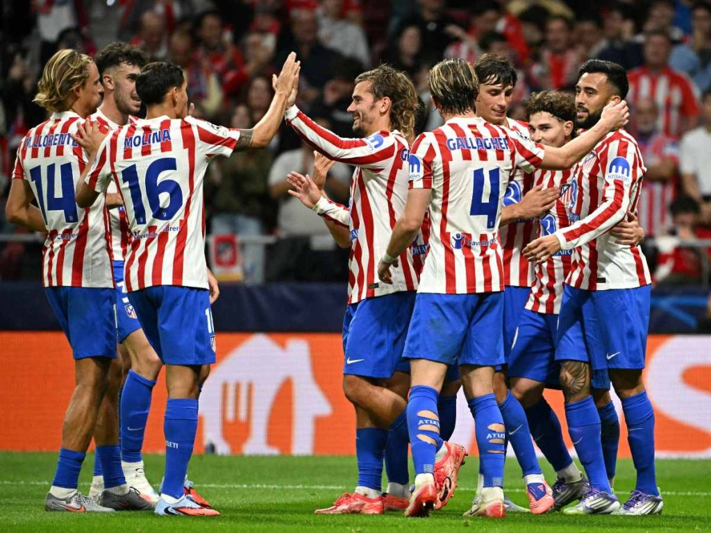 El delantero argentino #19 del Atlético de Madrid, Julián Álvarez (2R), celebra el quinto gol de su equipo desde el punto de penalti durante la fase de grupos de la UEFA Champions League. Foto: AFP