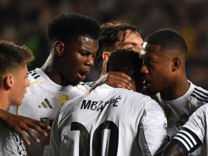 El delantero francés #10 del Real Madrid, Kylian Mbappé (C), celebra con sus compañeros de equipo después de marcar el gol 0-1 durante el partido de fútbol de la primera ronda del día 2 de la UEFA Champions League. Foto: AFP