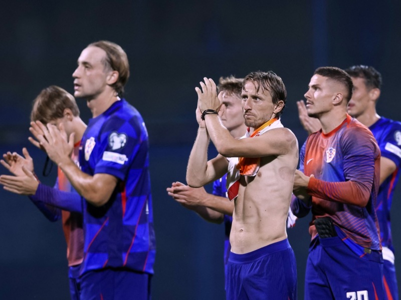 El centrocampista croata #10 Luka Modric (C) celebra con sus compañeros tras ganar el partido de clasificación europea del Grupo L de la Copa Mundial de la FIFA 2026 entre Croacia y Montenegro.