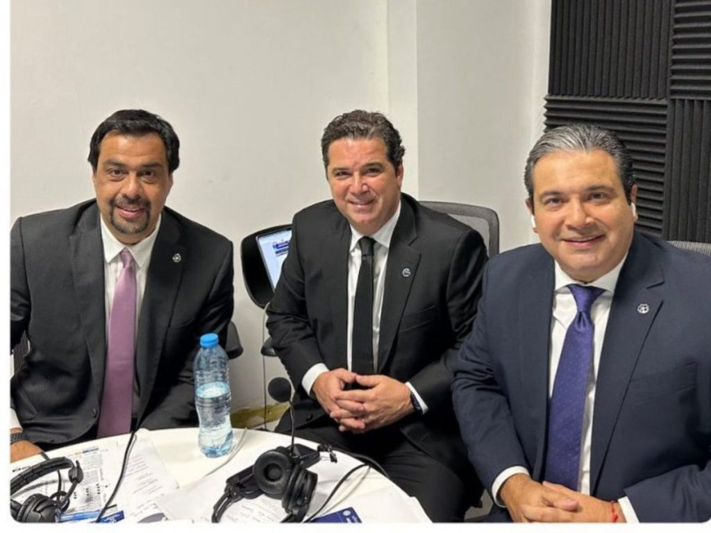 Diebo Balado (izq.), Andrés Agulla (cent.) y José Hernández (der.), comentaristas deportivos. / Foto X José Hernández