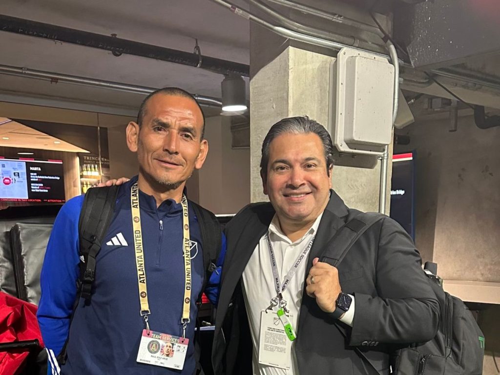 José Hernández (der.) periodista salvadoreño junto a Raúl Díaz Arce el mayor goleador en la historia de la Selecta. Foto X José Hernández
