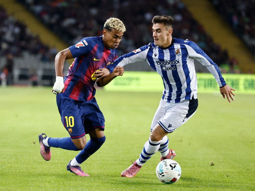 Lamine Yamal (izq.) marcado por defensa de la Real Sociedad. Foto AFP
