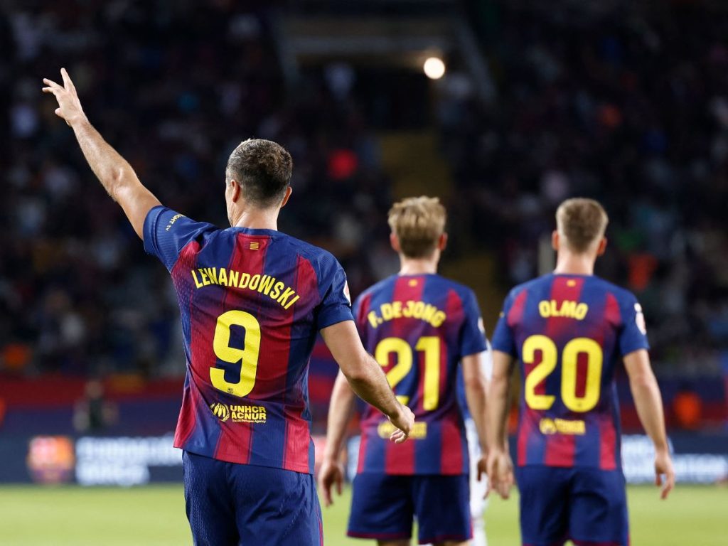 Robert Lewandowski celebra su gol ante la Real Sociedad. Foto AFP
