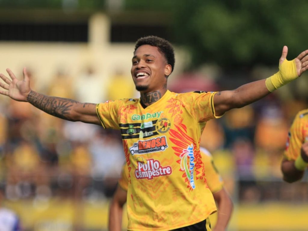 Andrés Bello del Platense celebra su gol contra el Zacatecoluca. Foto Roberto Baires