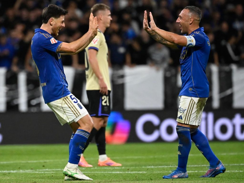 Los locales se adelantaron en el minuto 33 con un golazo de Alberto Reina desde casi el centro del campo. Foto: AFP