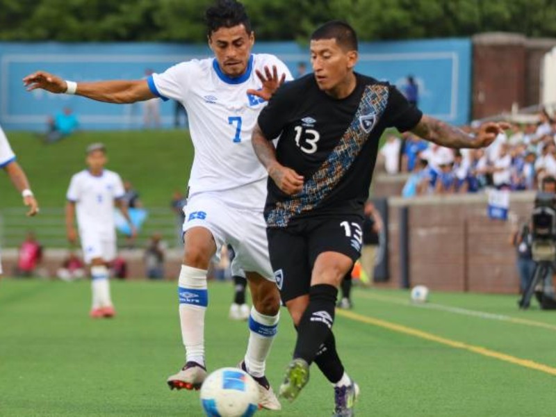 Darwin Cerén (Izq.) contra un rival chapín, en amistoso de mayo 2025, que terminó 1-1 en Estados Unidos. / Foto X de FESFUT