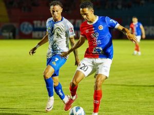 Yan Maciel (der.) de FAS marcado por defensa del Fuerte San Francisco. Foto X FAS