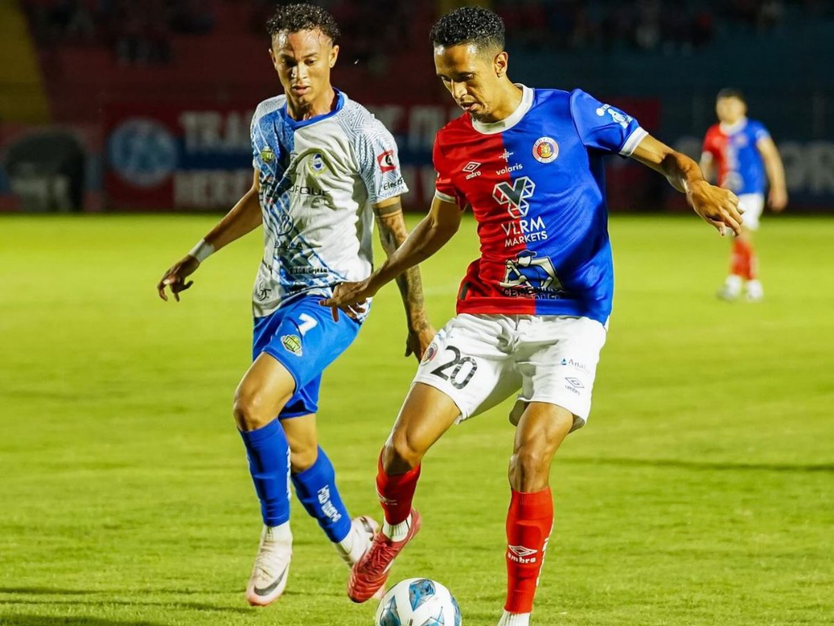 Yan Maciel (der.) de FAS marcado por defensa del Fuerte San Francisco. Foto X FAS