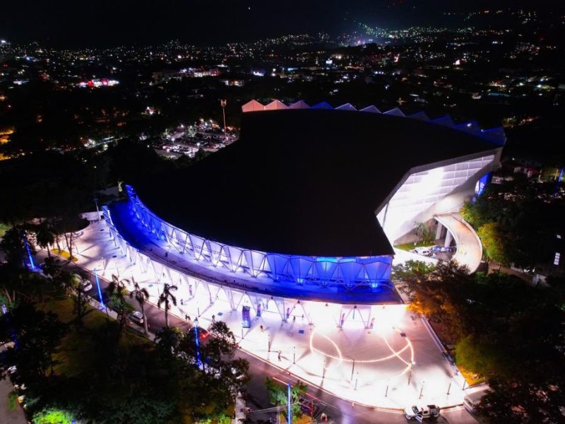 Vista aérea y nocturna del Gimnasio Adolfo Pineda, en San Salvador, tras su remodelación. / Foto X Gobierno_SV
