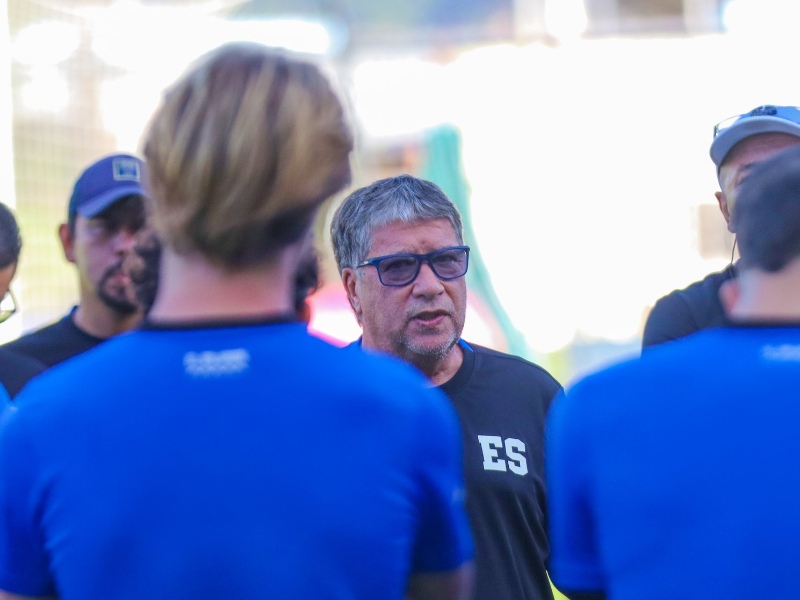 El colombiano Hernán Darío "el Bolillo" Gómez durante un entreno con la Selección. / Foto X de FESFUT