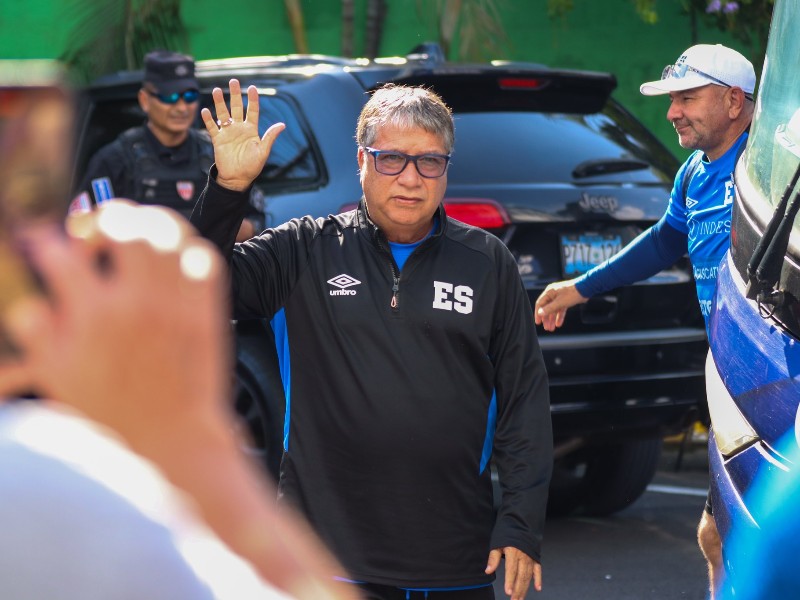 Hernán "Bolillo" Gómez llega al estadio Cuscatlán para un entrenamiento de la selección de El Salvador. / Foto X de FESFUT