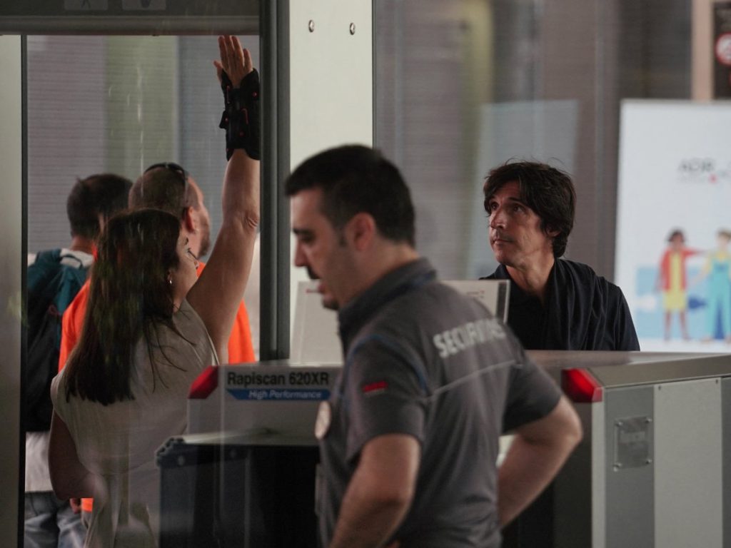 Javier Enríquez (C), hijo del exvicepresidente del Comité Técnico de Árbitros de España, José María Enríquez Negreira, llega al juzgado de la Ciudad de la Justicia antes de una audiencia para declarar en el caso de corrupción del FC Barcelona