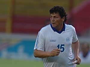 Jaime Rodríguez participa en un juego de exhibición contra exfutbolistas de Hungría, en 2007, en el estadio Cuscatlán. / Foto Archivo
