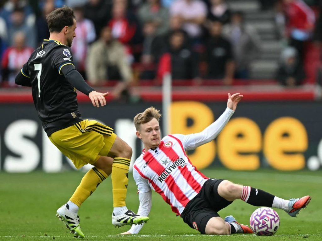 Español El centrocampista inglés del Manchester United #07 Mason Mount (izq.) compite con el delantero inglés del Brentford #23 Keane Lewis-Potter (der.)