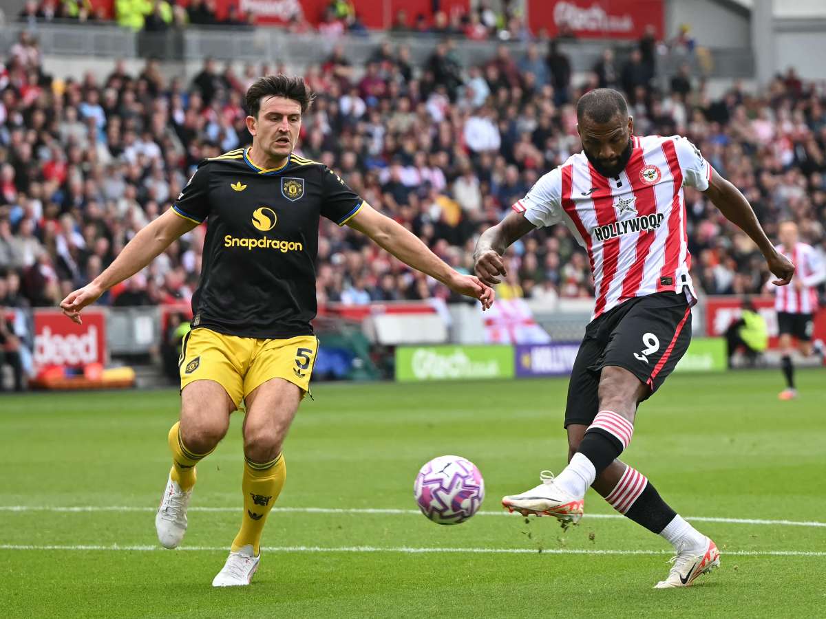 El delantero brasileño #09 del Brentford, Igor Thiago (D), dispara para marcar el primer gol del partido de la Premier League inglesa entre el Brentford y el Manchester United en el Gtech Community Stadium de Londres.