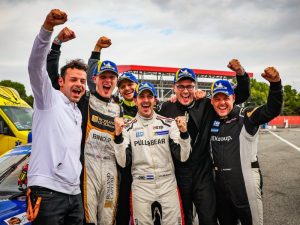 Orgullo salvadoreño en la pista: la bandera azul y blanco se hizo presente en el automovilismo internacional.