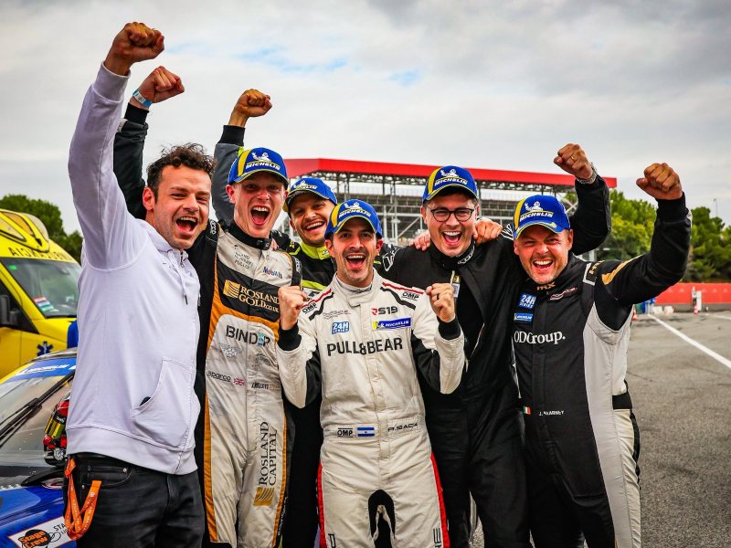 Orgullo salvadoreño en la pista: la bandera azul y blanco se hizo presente en el automovilismo internacional.