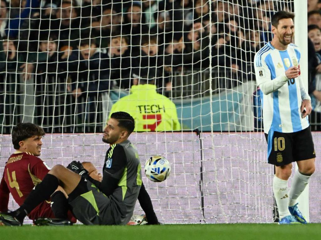 Lionel Messi celebra tras anotar el primer gol de Argentina ante Venezuela en el Monumental, por las eliminatorias al Mundial 2026.  Fotografía/ AFP