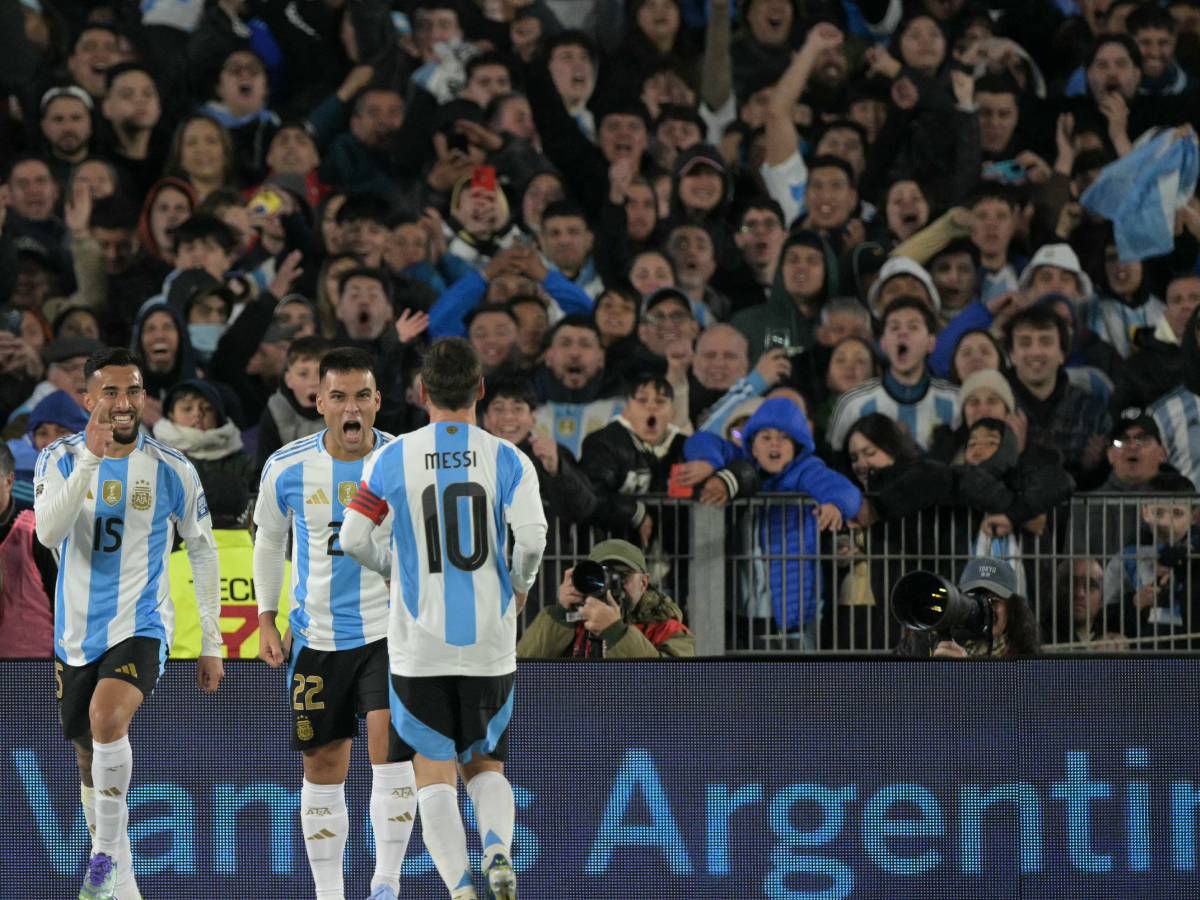 Versión reducida: Lautaro Martínez celebra su gol con Nicolás González y Lionel Messi en el triunfo de Argentina ante Venezuela por las eliminatorias al Mundial 2026. Fotografía/ AFP
