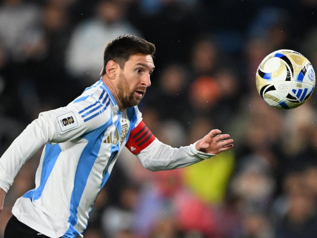 Lionel Messi sigue la pelota en el partido de Argentina ante Venezuela por las eliminatorias al Mundial 2026 en el Monumental. Fotografía/ AFP