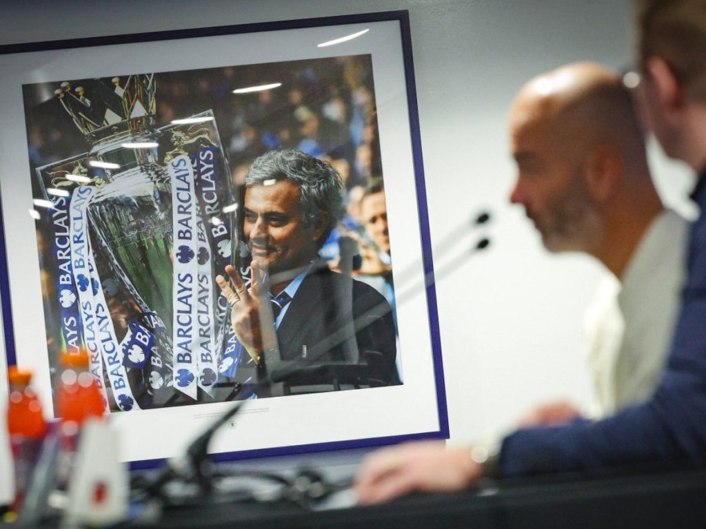 Junto a una foto de José Mourinho, el entrenador italiano del Chelsea, Enzo Maresca, habla en conferencia de prensa en Stamford Bridge, Londres, el 29 de septiembre de 2025, en la víspera del partido de la fase de liga de la Liga de Campeones de la UEFA contra el Benfica. Foto/AFP