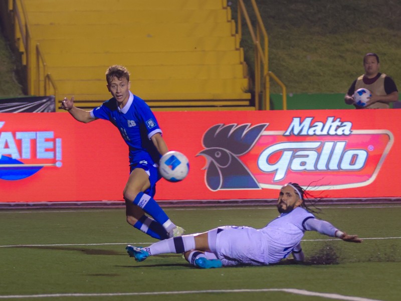 Nathan Ordaz, de la Selección salvadoreña, ante la barrida de un rival de Guatemala. / Foto X de FESFUT