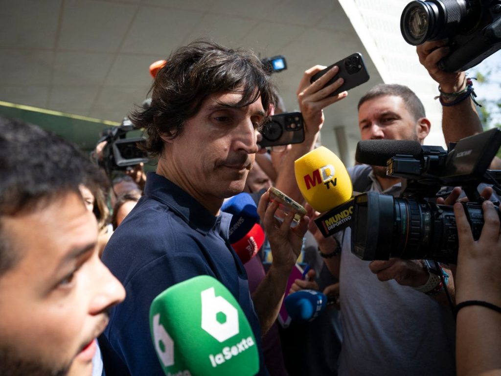 Javier Enríquez, hijo del exvicepresidente del Comité Técnico de Árbitros de España, José María Enríquez Negreira, sale del juzgado de la Ciudad de la Justicia tras una vista sobre el caso de corrupción del FC Barcelona, ​​en relación con presuntos pagos de sobornos al exjefe de arbitraje