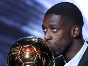 El delantero francés Ousmane Dembélé besa el galardón del Balón de Oro 2025. / AFP