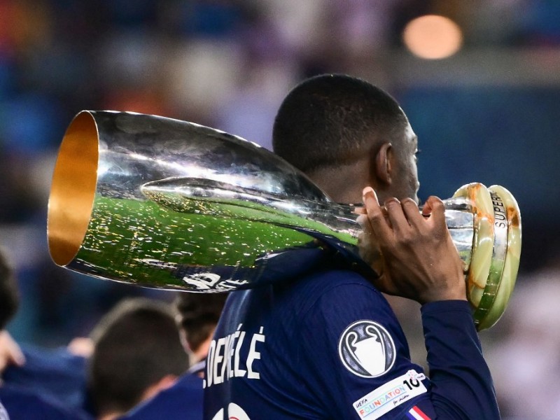 El francés Ousmane Dembélé, del Paris Saint Germain, sostiene la copa de campeones de la Champions League 2024-2025, tras ganar la final sobre el Inter de Milán. / Archivo
