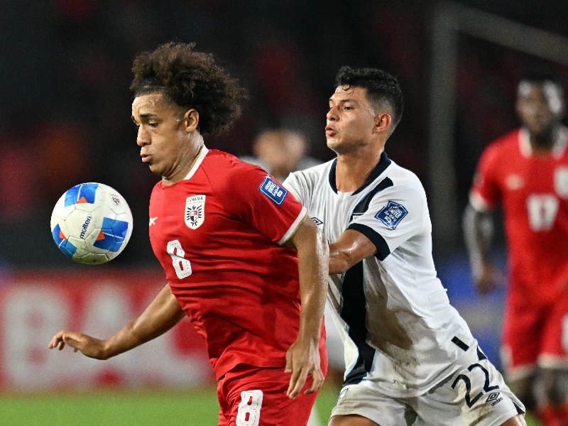 El panameño Adalberto "Coco" Carrasquilla intenta escapar de la marca del guatemalteco Jonathan Franco. / AFP