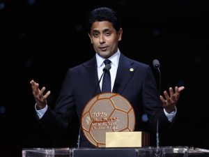 El presidente catarí del Paris Saint Germain, Nasser al-Khelaifi, da un discurso después de que el PSG ganara el premio al mejor club masculino del año durante la ceremonia del Balón de Oro 2025 de France Football. / AFP