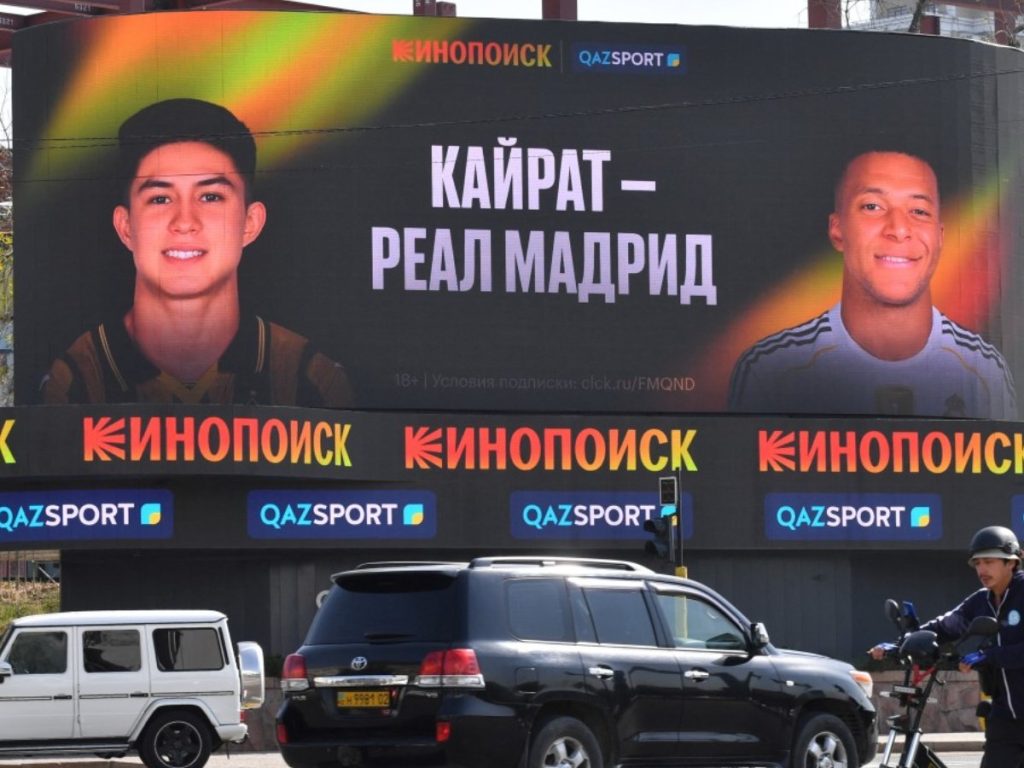 cartel que anuncia el partido de la segunda jornada de la primera ronda de la Liga de Campeones de la UEFA entre el Kairat Almaty (KAZ) y el Real Madrid (ESP), en el estadio Almaty Ortalyk. Foto/ AFP