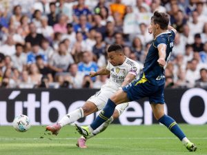 Real Madrid derrota al Espanyol 2-0 con golazos de Militao y Mbappé