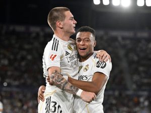 El argentino Franco Mastuantono y el francés Kylian Mbappé festejan una anotación del Real Madrid contra el Levante. / AFP