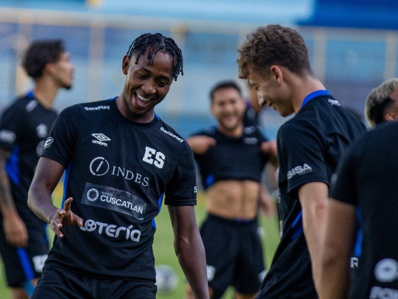 Brayan Gil (Izq.) y Nathan Ordaz durante un entreno con la selección salvadoreña en el Estadio Cuscatlán. / Foto X FESFUT