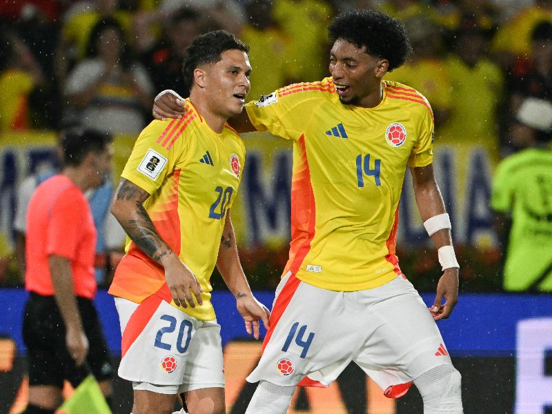Juan Quintero (Der.) celebra junto a su compañero Johan Mojica, de la selección Colombia. / AFP