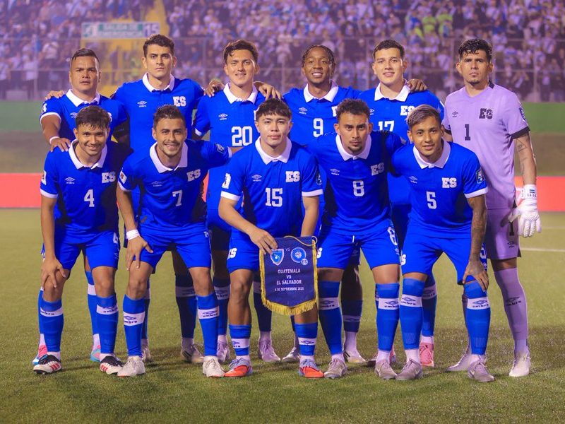 Selección salvadoreña contra Guatemala, 4 de septiembre de 2025. Arriba: Henry Romero, Julio Sibrián, Mauricio Cerritos, Brayan Gil, Styven Vásquez y Mario González (PO). Abajo: Jorge Cruz, Darwin Cerén, Jefferson Valladares, Bryan Landaverde y Diego Flores. / Foto X de FESFUT
