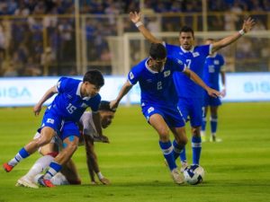 Julio Sibrián, defensa salvadoreño, conduce el balón en partido contra Surinam. A la izquierda, Jefferson Valladares y al fondo, Darwin Cerén. / Foto X de FESFUT