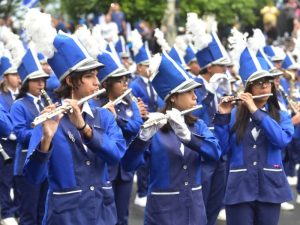 Flautistas de la Banda El Salvador durante el desfile del 15 de septiembre de 2025. / Foto Emerson del Cid