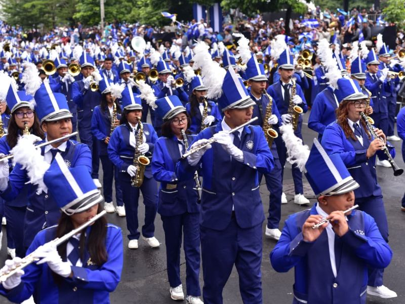 Músicos de la Banda El Salvador en plena acción, durante el desfile patrio. / Foto Emerson del Cid