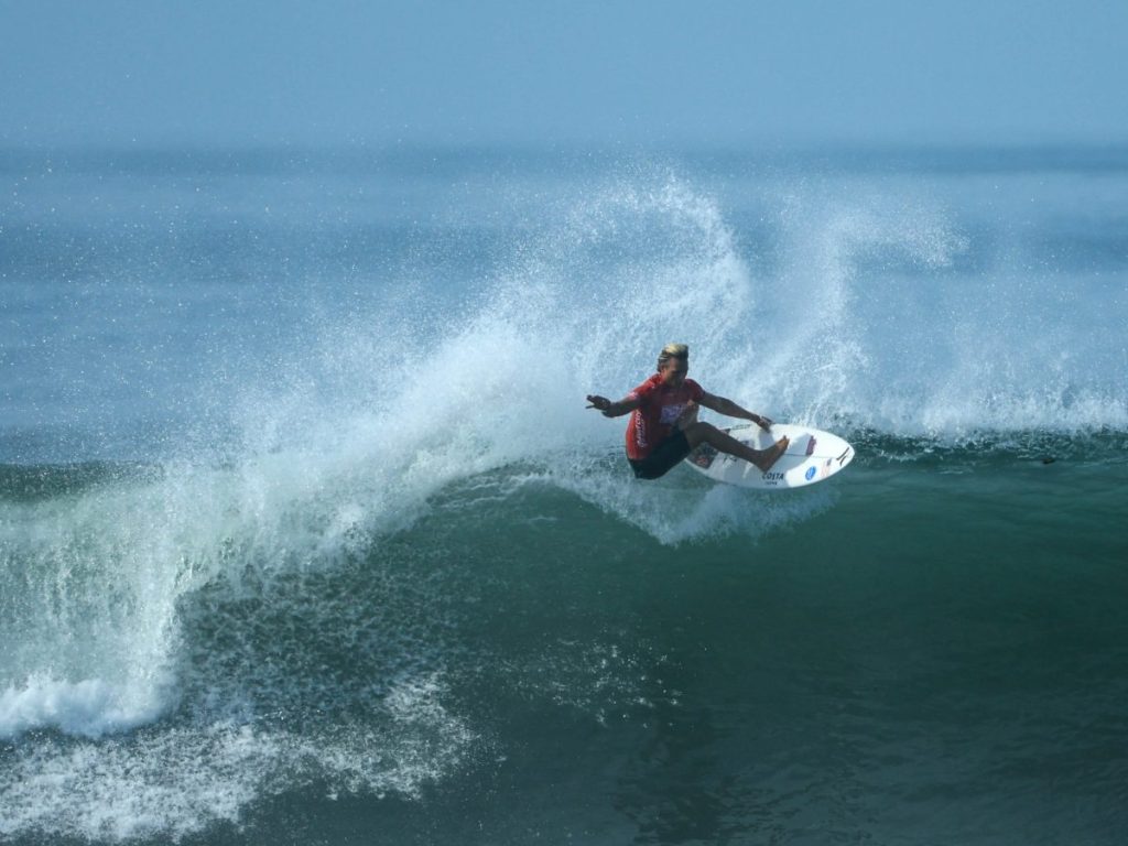 Las competencias continúan este lunes en el ISA World Surfing Games en Surf City. Foto / INDES