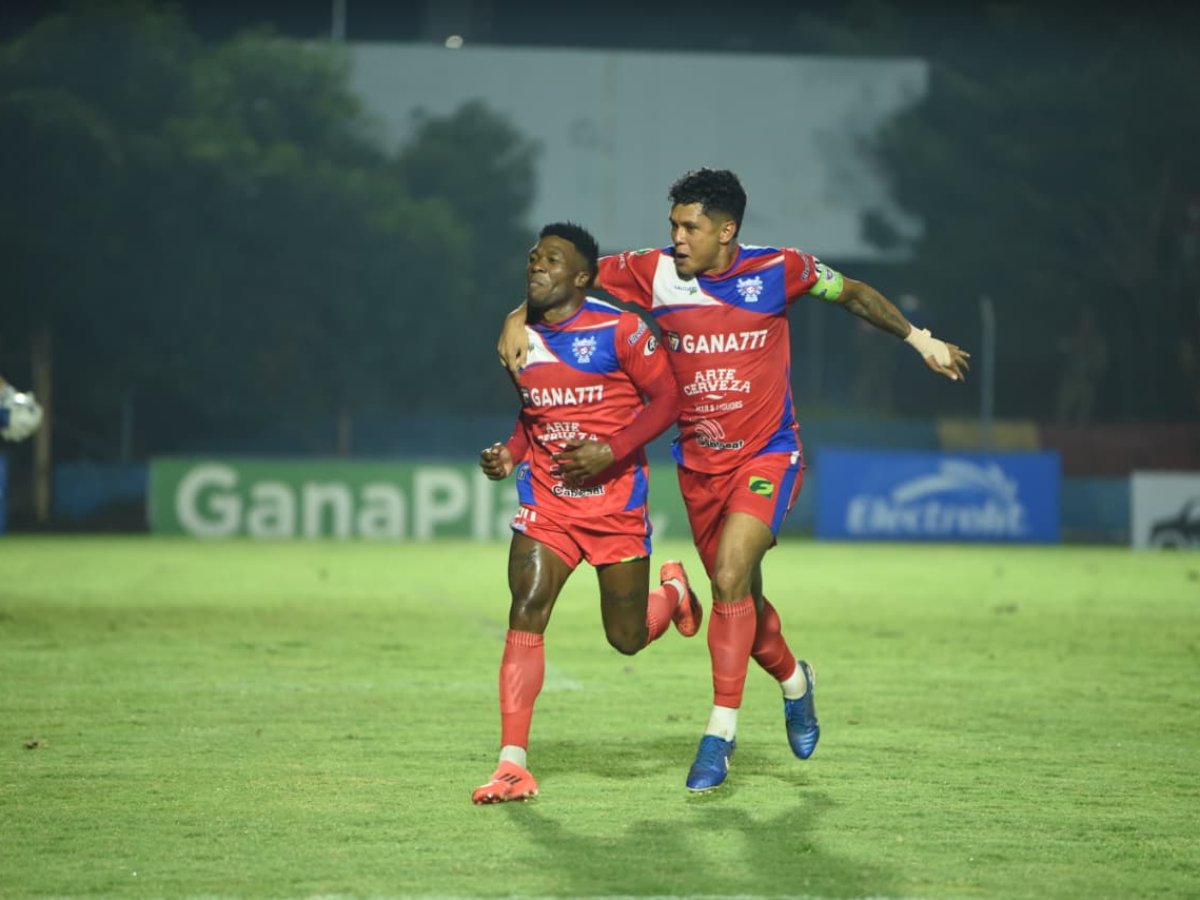 Aricheell Hernández (izq.) y Lizandro Claros (der.) de Firpo celebran el gol del gane ante FAS. Foto / elsalvador.com