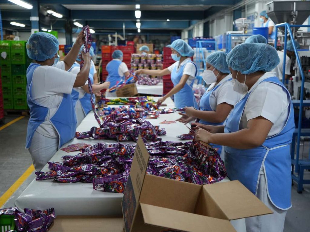 Empleados y clientes, unidos por una historia común.