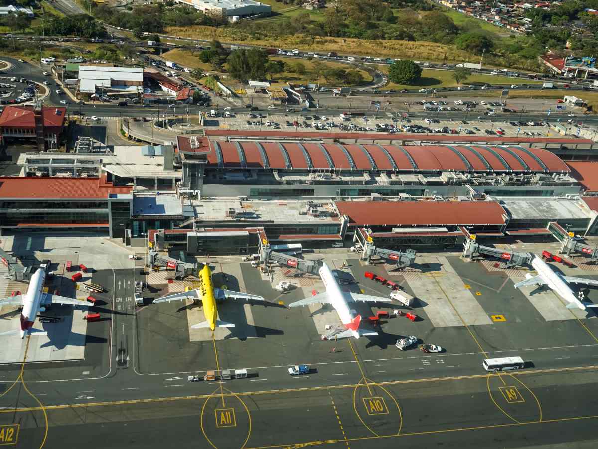dinero-negocios-costa-rica-aeropuerto
