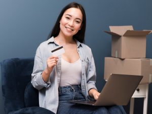 Consumidores salvadoreños aprovechan las ofertas del Cyber Monday para adquirir tecnología y artículos importados a través de plataformas digitales.