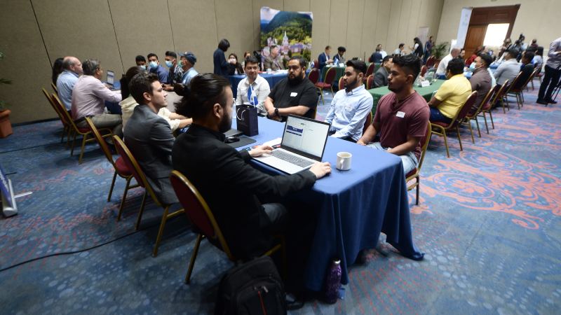 La pirámide poblacional salvadoreña refleja que la mayoría está en edad de trabajar.