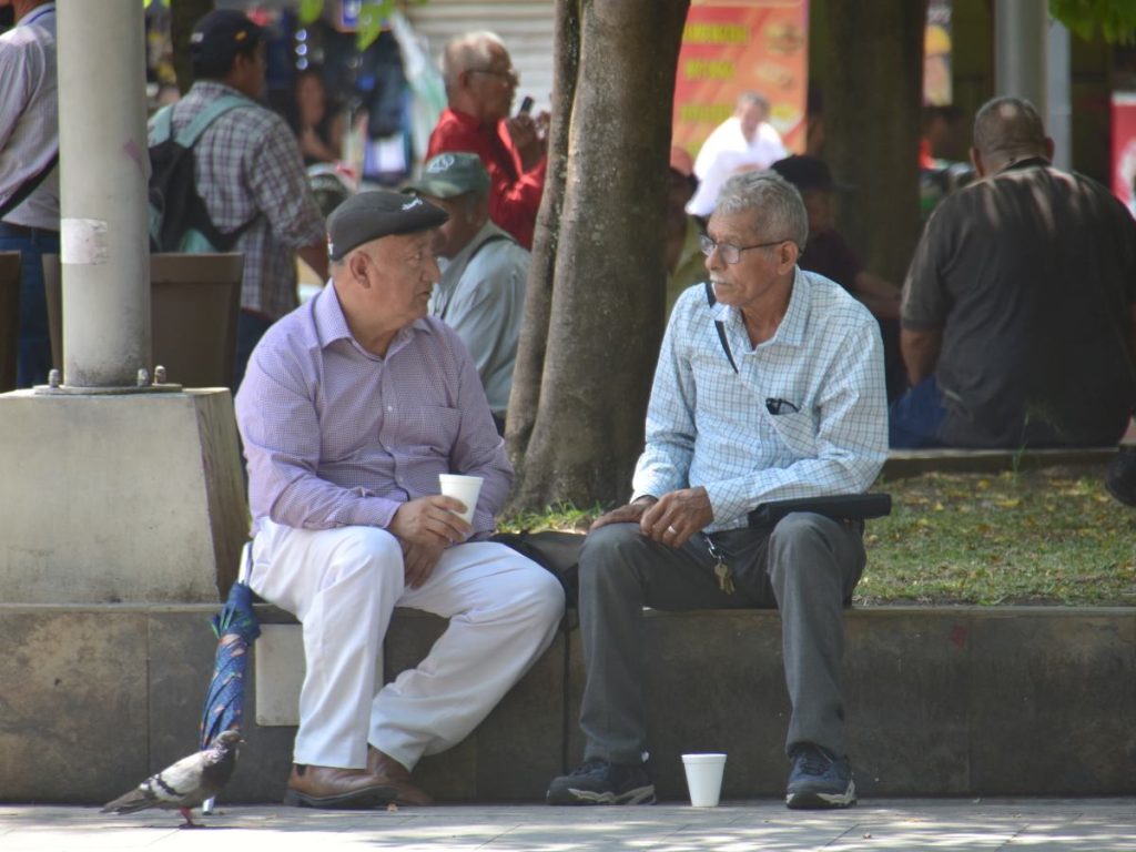 Expertos prevén que la reforma eleve la edad de retiro y los años de cotización en El Salvador.