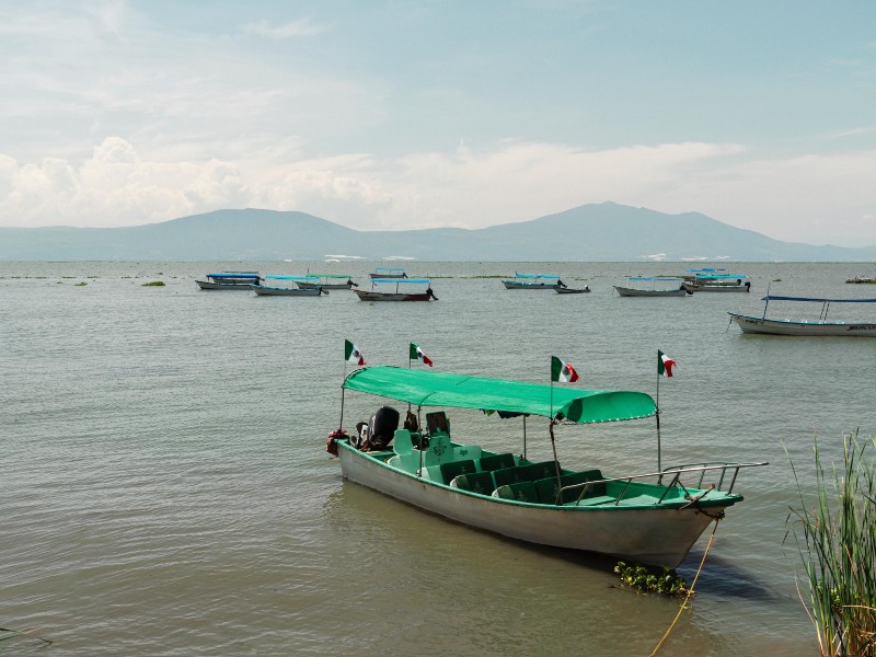 Pesca en aguas dulces: El Salvador no solo pesca en el mar. Lagos como el de Coatepeque e Ilopango son importantes centros de pesca de tilapias y guapotes.