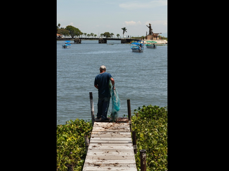 La pesca de moluscos como los curiles es el sustento para miles de familias, lo que subraya la importancia de esta reserva de manglares para la economía local.