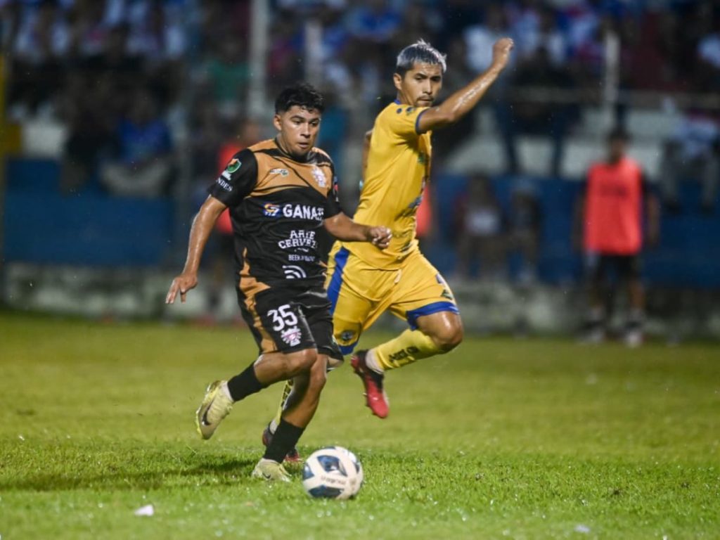 Nelson Díaz (35) de Firpo marca el gol del empate ante Limeño. Foto elsalvador.com